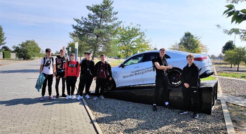 A Mercedes gyárában jártak a vásárhelyi diákok