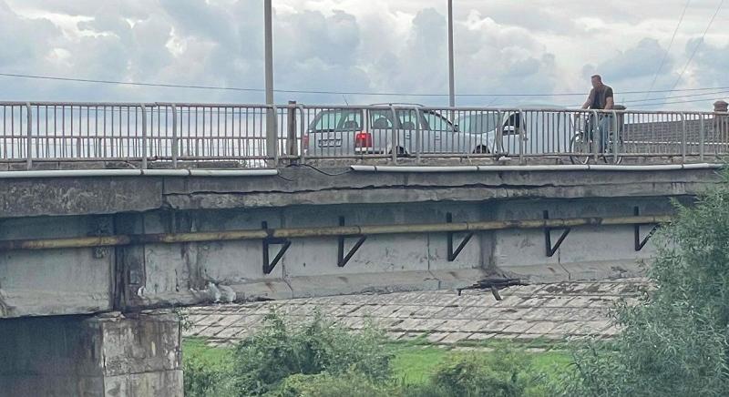 Figyelemfelkeltő kampány a rozzant híd javításáért – naponta 30 ezer jármű halad át rajta