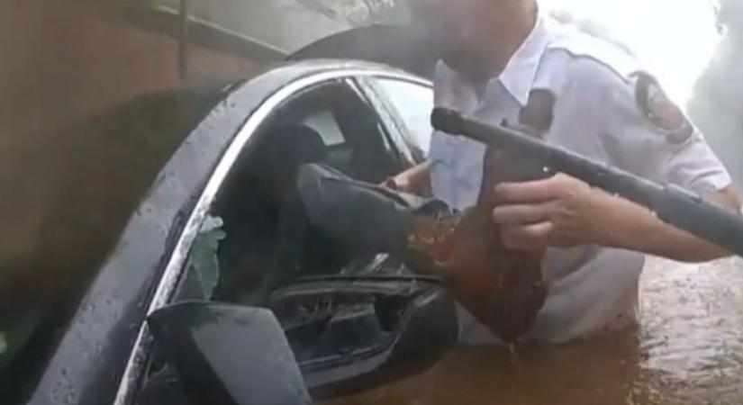 Hős rendőr mentette ki egy autóból egy árvízben rekedt férfit - videó