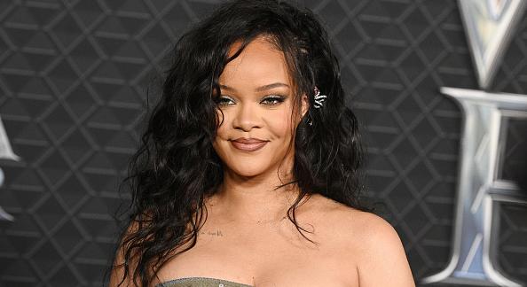 Először mutatta meg kislány arcát Rihanna