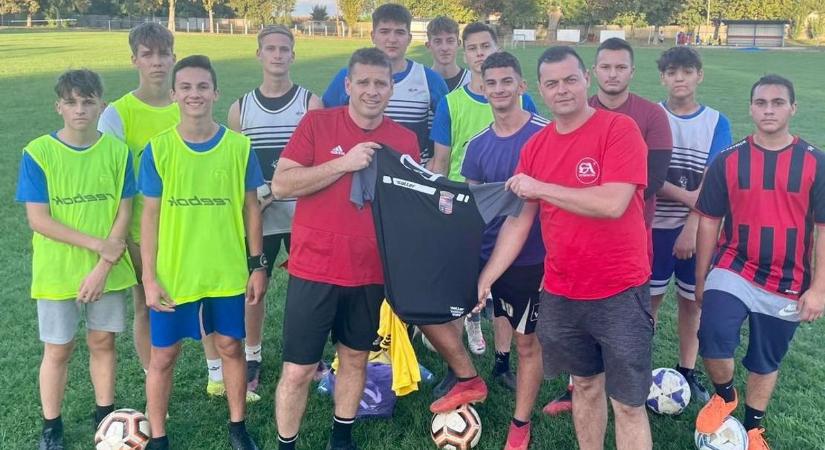 Ajándékokkal érkezik a sportegyesületekhez és intézményekhez Szelezsán György