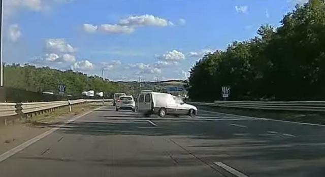 Videó: Halálos veszélybe sodort egy másik autóst egy sofőr az M0-son, majd továbbment, és integetett, hogy bocs