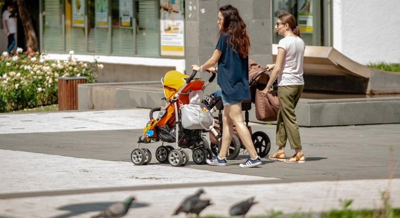 Elfogadott tervezet: elsőbbségük van a pénztáraknál és az ügyfélablakoknál a várandós és kisgyermekes nőknek