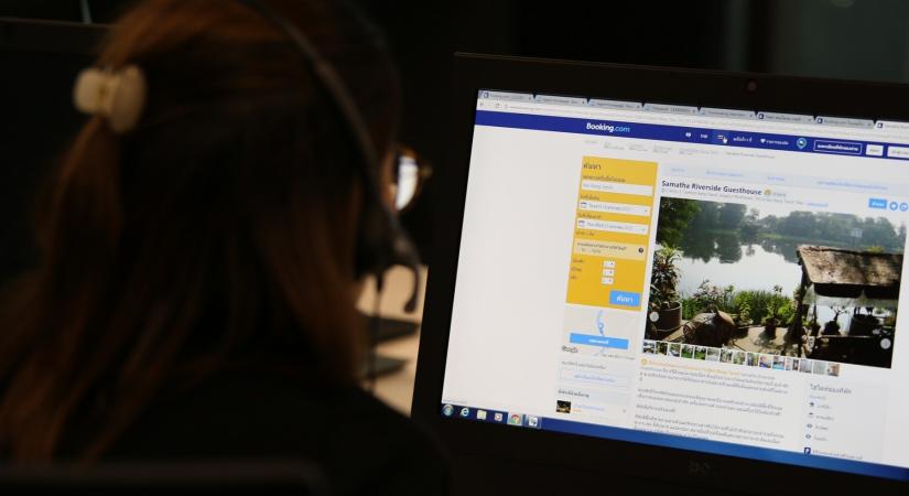 Megint melegszik a pite a Booking.com-nál: most már e-maileket se fogadnak