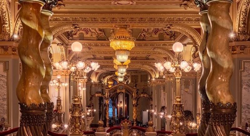 Zsolnaykat lopott a New Yorkból András és bűntársnője, a porcelánokat az interneten árulták