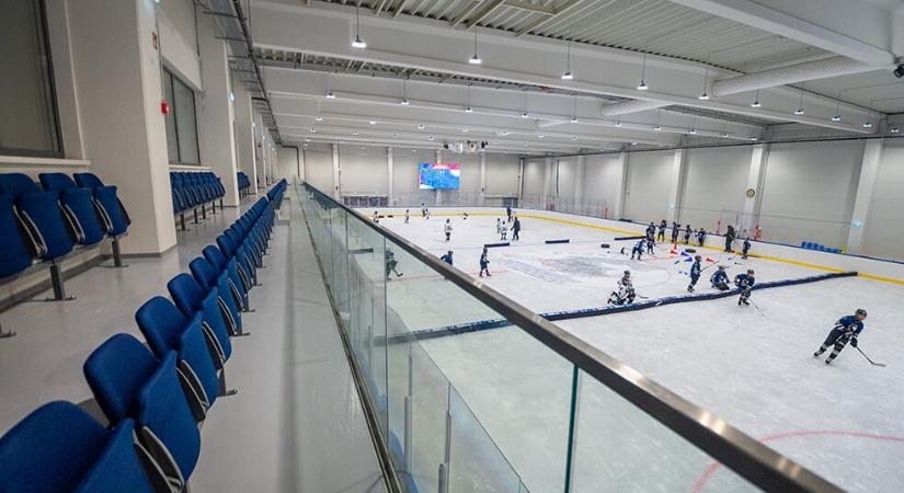 Nem csupán a jégkorong sportot szolgálja ki a Baján felépült új csarnok
