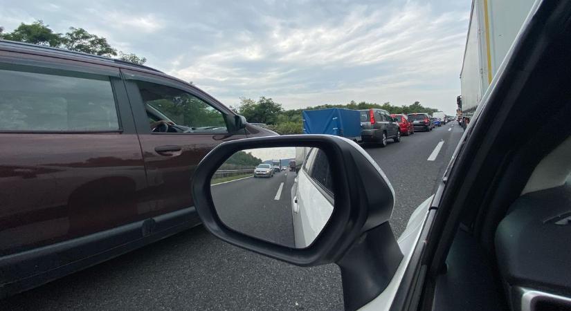 Újabb útmunka az M1-esen, már megint 6-7 kilométeres a dugó Tatabánya környékén