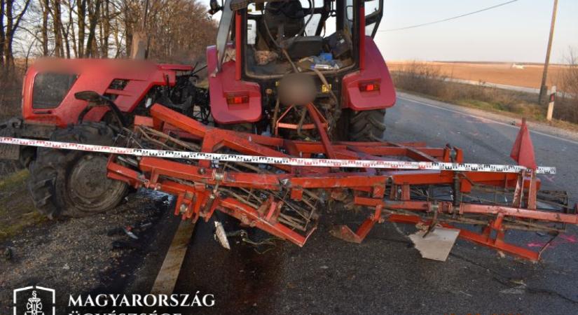 Traktorral ütközött a teherautó, melynek vétlen utasa meghalt