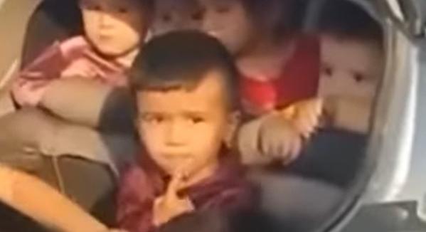 „Így szoktam hazavinni őket” – 25 kisgyermeket préselt be egy személyautóba az óvónő – videó