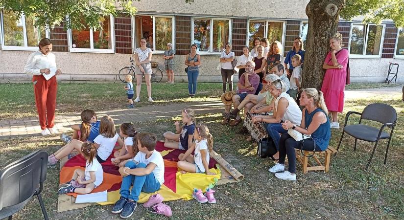 Cimbora-dallamok szálltak az indián nyárban