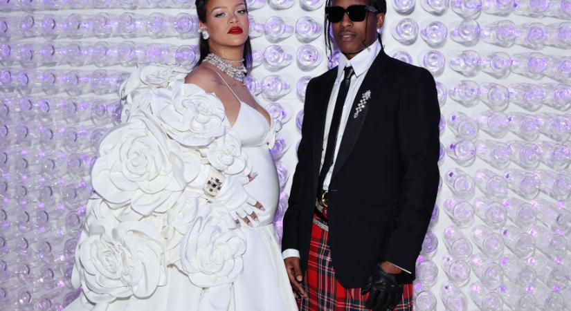 Kiderült, miért visel Rihanna kisfia rózsaszínt az első nyilvános fotókon
