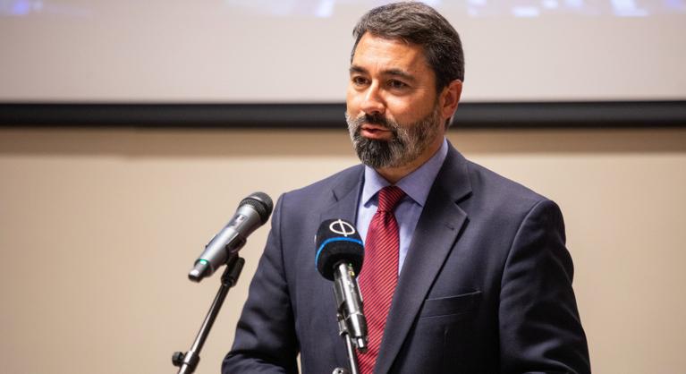 A Fidesz EP-képviselője „öncélú homoszexuális tartalmat” látott a reptéren, bejelentést tett