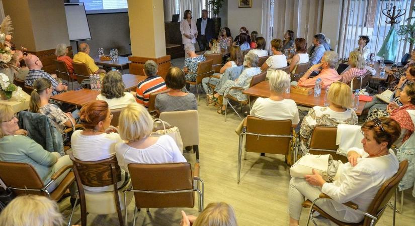 Teher a családnak: folytatta küldetését az Alzheimer Café Gyöngyös
