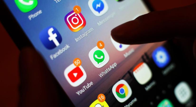 Törvényi erőre emelkedik a brit online biztonságról szóló jogszabály