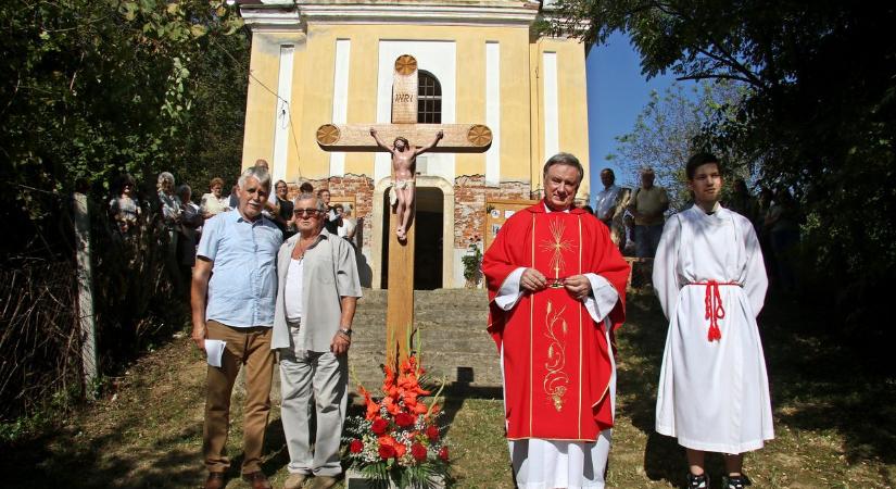 Új kereszt a kápolna előtt Csörnyeföldén