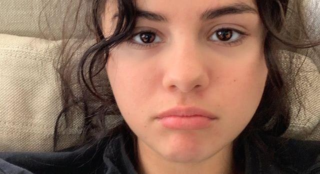 Göndör haj, semmi smink - így posztolt magáról fotót Selena Gomez