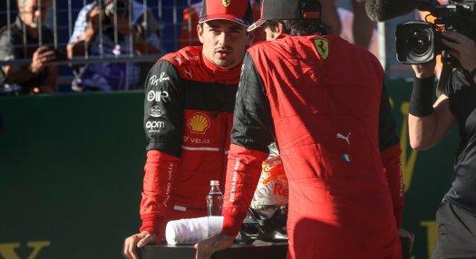 „Charles Leclerc elveszíti a Ferrari csapatvezetői szerepét Carlos Sainz miatt”