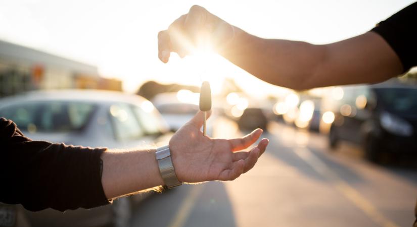 Ezt minden magyar autóvásárlónak tudnia kell: mostantól nem trükközhetnek így a kereskedők
