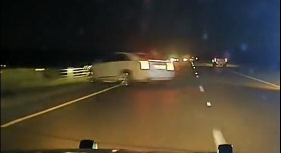 Véletlenül egy másik autót szorított le az útról a gyorshajtót üldöző brit rendőr  videó