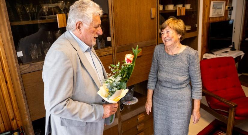 Isten éltesse Viktória néni