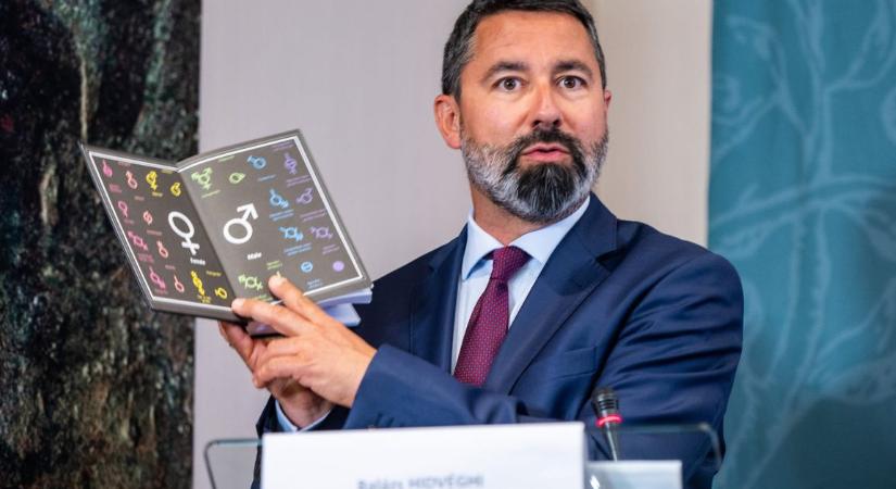A fideszes képviselő bejelentést tett a főispánnál, mert lefóliázatlan könyvet talált a reptéren