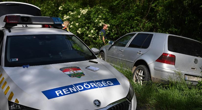Megállították a rendőrök, elszáguldott, szembe ment az egyirányú utcában, aztán kerítésnek vágódott
