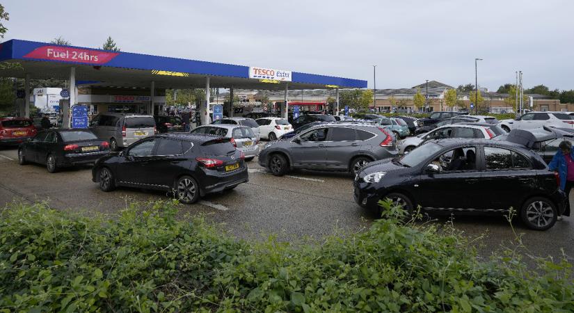 Öt évvel elhalasztja Nagy-Britannia a belsőégésű motorral szerelt új autók értékesítési tilalmát