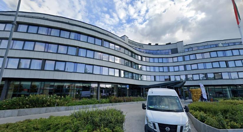 Kordonok mögött gyülekezik a Fidesz frakció eligazításra várva