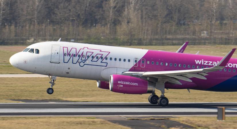 A Wizz Air egyik alfahím utasa szó szerint körbevizelte a területét a repülőgépen