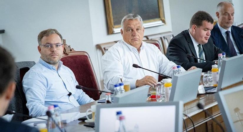 „Harcra fel!” – csatakiáltással bevonult a „békepárti” Fidesz Hernádi Zsolt közpénzmilliárdokból épült luxusszállodájába
