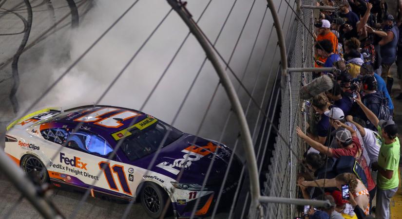 NASCAR: Hamlin nagy ívben tesz mindenkire és emiatt Kyle Petty jobban szereti őt, mint valaha