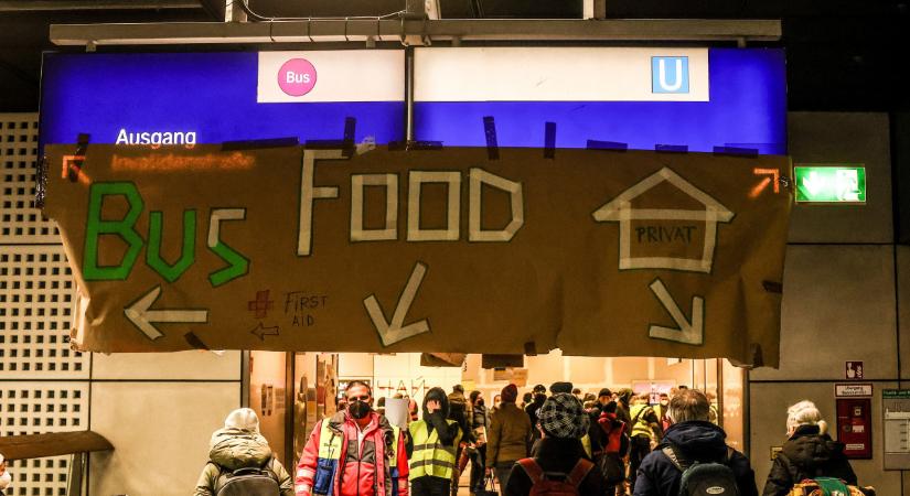 Berlin megtelt az ukrán menekültekkel vészhelyzeti terv lépett életbe