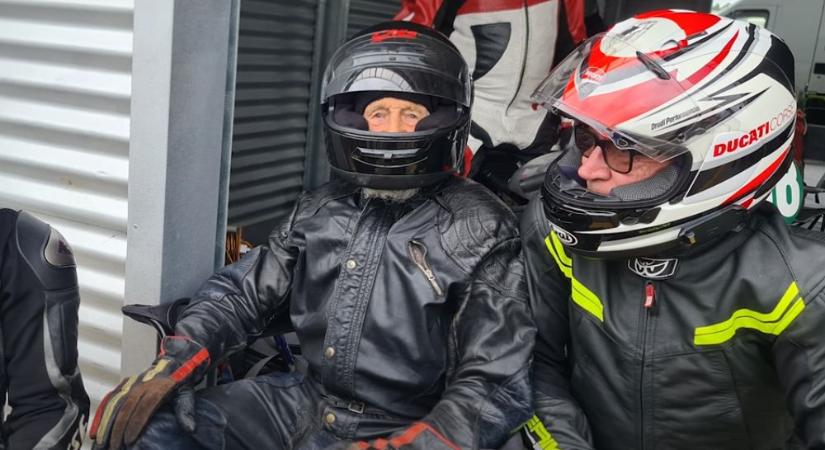 97 évesen lett Guinness-rekorder a legidősebb motorversenyző