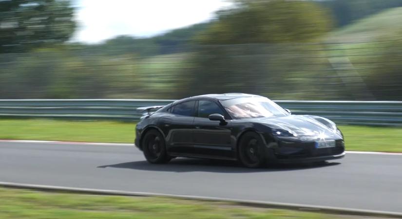 Már a Nürburgringen száguld a titkos Teslaverő Porsche