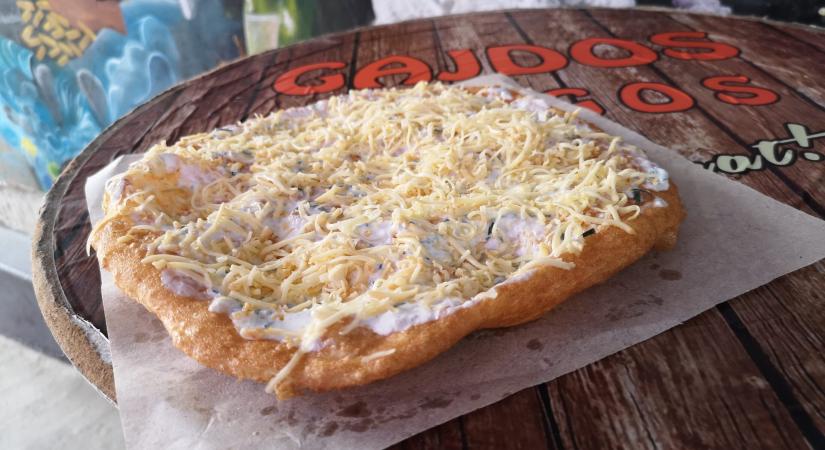 29 éve tökéletesíti a lángos receptjét Gajdos Attila, Velence legnépszerűbb lángossütője