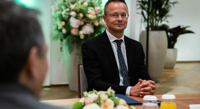 Nem árulja el a Külügyminisztérium, mennyibe kerül Szijjártó Péter fotózása