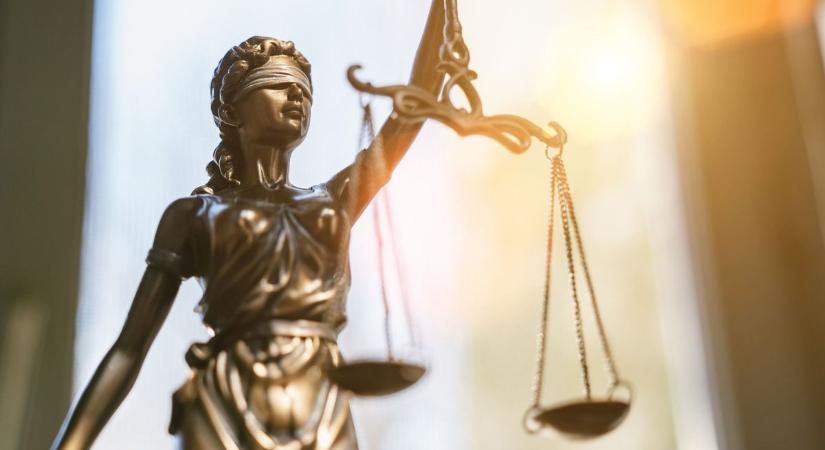 Engedély nélküli vezetésért ítélték el, autóval hajtott el a bíróságról