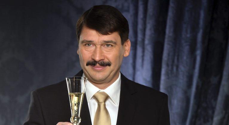 Áder továbbra sem aggódik az akkugyárak miatt