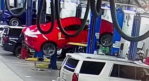Átadás előtti ellenőrzésen zuhant le az emelőről egy Chevrolet Corvette
