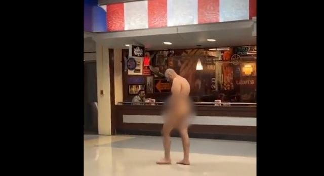 Videón egy meztelen férfi, aki ráérősen sétálgat a dallasi reptéren