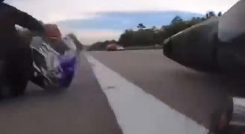 Megtorpant a sor az ámokfutó motoros előtt, ilyen látvány egy óriási bukás az ütközés után - videó