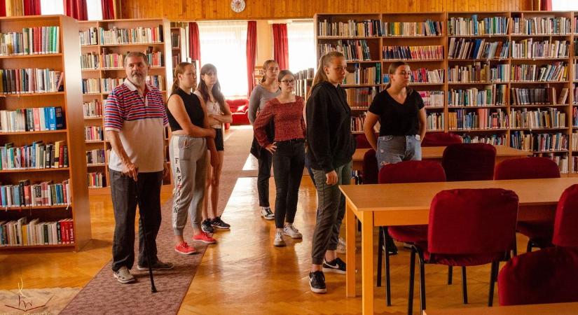 Megismerték a szarvasi könyvtárat a technikum diákjai