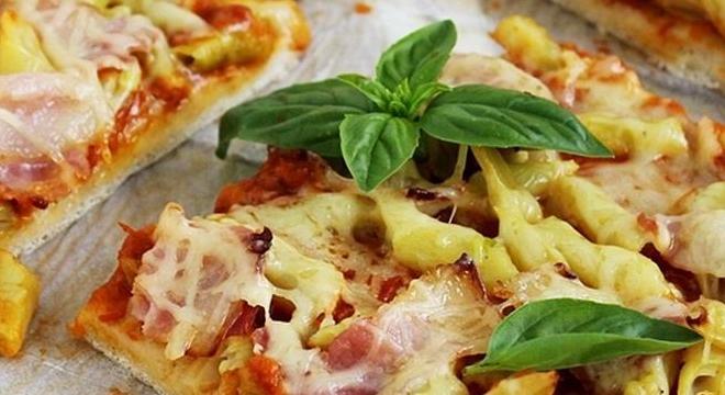 Zöldséges pizzavariáció szaftosan, zöldbabbal és baconnel