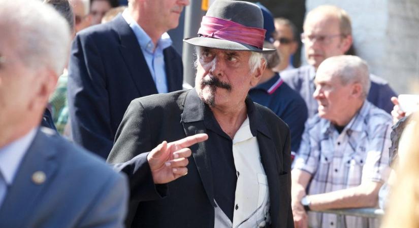 Meghalt a Ça plane pour moi című sláger szerzője és előadója