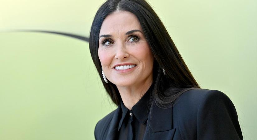 Demi Moore melltartó nélkül, feszes szettben lépett a vörös szőnyegre
