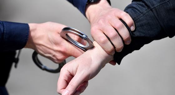 Az osztályteremben bilincselték meg a transznemű diáktársát zaklató 14 éves fiút Franciaországban
