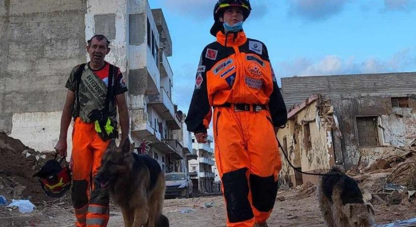 A katasztrófa helyszínéről jelentkeztek be - Hope és gazdája már Líbiában kutat