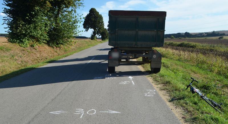 Lehajtott fejjel tekert, pótkocsinak ütközött