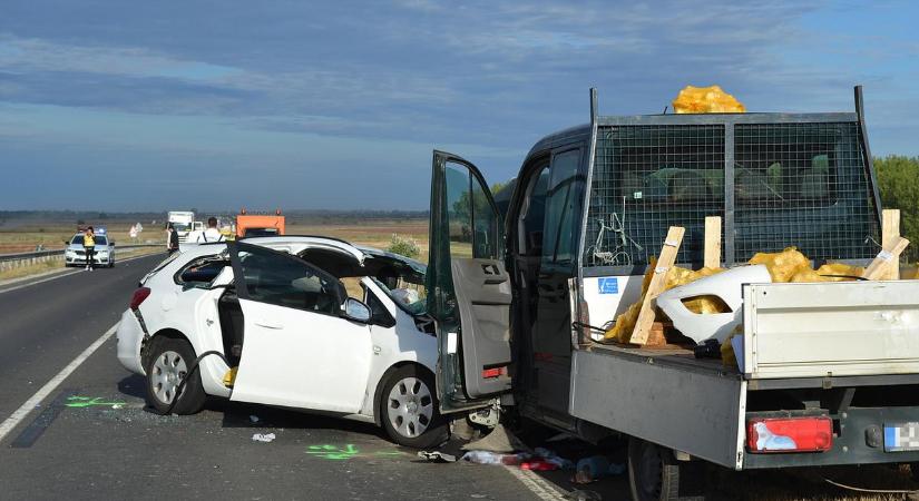 Fotókon a 4-es főúton történt horrorbaleset