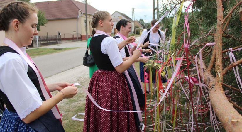 Búcsúfát állítottak Németkéren